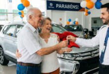 Nas últimas semanas, uma notícia tomou conta dos grupos de WhatsApp e portais de economia: a possibilidade de idosos (pessoas com 60 anos ou mais) comprarem carros novos com isenção de impostos que resultaria em um desconto final de até 30% a partir de 2026.